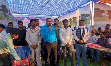 मड़ई कार्यक्रम में पोलमी पहुँचे पिछड़ा वर्ग आयोग के सदस्य महेश चन्द्रवंशी    लोगों में दिखा काफी उत्साह,लोककलाकार ने गीत संगीत के माध्यम से बांधा समा