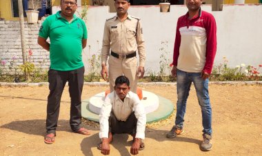 अवैध महुआ शराब  बेचने वाले कोचिये को बलौदा पुलिस ने किया गिरफ्तार मुखबिर की सुचना पर घेराबंदी कर पकड़ने किया गया था प्रयास तब हो गया था फरार पढ़े पूरी खबर