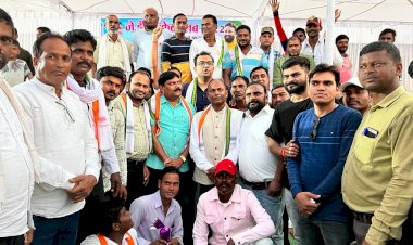 CG BEMETARA:कुंभली पाटन की टीम ने ट्रॉफी पर जमाया कब्जा...युवा नेता अविनाश चौबे ने खिलाड़ियों को पुरस्कार देकर किया सम्मान...जेडी क्रिकेट क्लब के द्वारा स्व पं देवी प्रसाद चौबे की स्मृति में क्रिकेट का भब्य आयोजन का समापन रविवार को किया गया