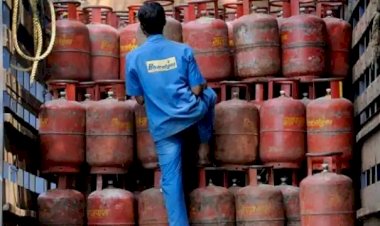 LPG Cylinder Price Hike: आम आदमी के लिए बड़ा झटका.... आज से 105 रुपये महंगा हुआ एलपीजी सिलेंडर.... 1 मार्च से अब आपके शहर में बदल गया गैस का दाम.... जानिए.....