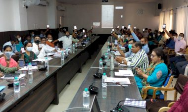 DHAMTARI : कलेक्टर ने जिला स्वीप कोर कमेटी की बैठक लेकर अधिकारियों को ऑनलाइन पंजीयन करने के दिए निर्देश...