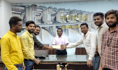 सड़क दुर्घटना में घायल हुई छात्रा के उपचार के लिए धमतरी इलेक्ट्रॉनिक मीडिया प्रतिनिधियों ने कलेक्टर को भेंट की 11 हजार रूपए की सहायता राशि....