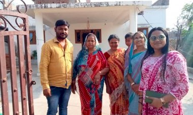 दंतेवाड़ा विधायक देवती कर्मा ने सह परिवार दोरनापाल पहुंच कर जितेंद्र सिंह के परिवार से की मुलाकात