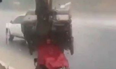 VIDEO- बारिश में भीग रहा था बाइक सवार..... JCB वाले ने किया कुछ ऐसा.... जुगाड़ से बना दिया छाता.... भीग रहे शख्स को मिली JCB मशीन से मदद.... CG के IAS और IPS किया शेयर.... देखें VIDEO कैसे JCB बनी छतरी....