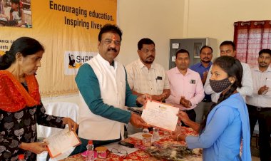 संसदीय सचिव रेखचंद जैन ने श्री राम फायनेंस के छात्रवृत्ति योजना के तहत 77 छात्रों को छात्रवृत्ति वितरित की