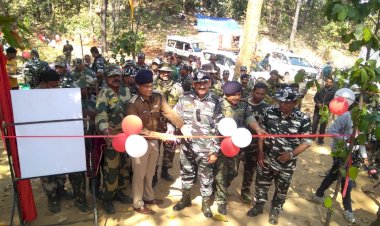 पुलिस महानिरीक्षक पहुंचे बलरामपुर के घोर नक्सल प्रभावित क्षेत्र में, किया भुताहीमोड़ पुलिस व सीआरपीएफ ज्वाइंट टास्क फोर्स कैंप का भूमि पूजन/शुभारंभ, नक्सल प्रभावित क्षेत्र में सेवा दे रहे जवानों का किया उत्साहवर्धन