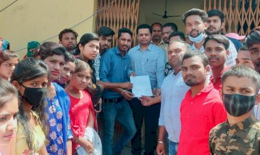 CG:आनलाईन परीक्षा की मांग को लेकर एनएसयूआई के नेतृत्व में उच्च शिक्षा मंत्री के नाम नवागढ़ SDM को सौंपे ज्ञापन