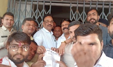 CG:साजा महाविद्यालय के विद्यार्थियों ने किया ऑफलाइन परीक्षा का विरोध...NSUIके पूर्व छात्र संघ अध्यक्ष अंजोर यदु के नेतृत्व में साजा SDM को ऑनलाइन परीक्षा कराए जाने के माँग को लेकर कुलपति के नाम ज्ञापन सौंपे