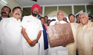 CG- पुरानी पेंशन बहाल BIG ब्रेकिंग: कर्मचारियों को CM भूपेश ने दिया होली गिफ्ट.... पुरानी पेंशन योजना लागू करने किया ऐलान.... पुरानी पेंशन योजना बहाली पर अधिकारी-कर्मचारियों में जबरदस्त उत्साह....