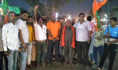 CG:देवरबीजा में वरिष्ठ भाजपा नेता संजीव तिवारी के नेतृत्व में 04राज्यों में भाजपा के शानदार प्रदर्शन को लेकर बीजेपी के कार्यकर्ताओ ने फटाके फोड़कर खुशी मनाये