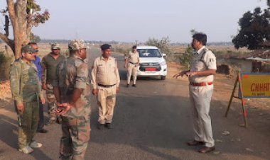 पुलिस अधीक्षक प्रशांत ठाकुर ने नक्सल प्रभावित इलाके में स्थित कैंप व थाना का निरीक्षण कर.....पुलिसकर्मियों से की आत्मीयता से की मुलाकात......