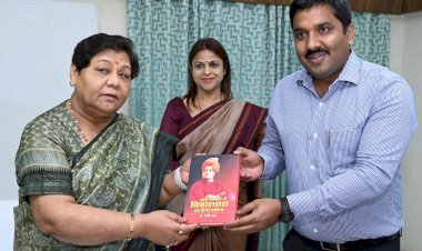 डॉ सनीश चंद्र ने राज्यपाल को बिलासपुर में अपनी लिखित पुस्तक स्वामी विवेकानंद की विचारधारा एवं हिंदी साहित्य भेंट की.....