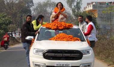 CG की बेटी ने UP में खिलाया कमल: 8 बार के विधायक का ढहाया किला.... दिग्गज नेता प्रतिपक्ष को चटाई धूल.... जानिए कौन हैं ये जिन्होंने भाजपा के टिकट पर जीता चुनाव.... पढ़िए CG कनेक्शन और राजनीतिक पृष्ठभूमि…..