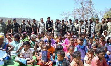 घोर नक्सल प्रभावित ग्राम बीजाडार में कबीरधाम पुलिस का सिविक एक्शन प्रोग्राम।    कबीरधाम पुलिस की महिला अधिकारी कर्मचारियों के द्वारा पहली बार अधिक संख्या में किया गया वनांचल क्षेत्र का सर्चिंग।