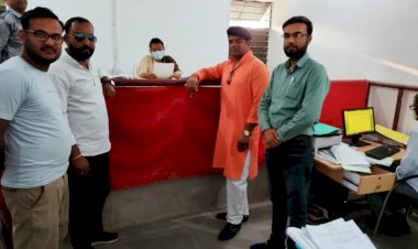 क्षेत्र में बदहाल सड़कों के मरम्मत के लिए युवा मोर्चा ने सौंपा ज्ञापन...