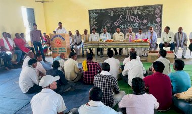 दामापुर बाजार व कुन्डा में महेश का कार्यकर्ताओं के साथ होली मिलन सम्पन्न।
