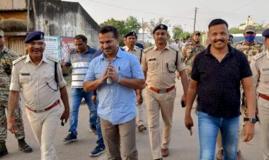 CG: होली त्यौहार के मद्देनजर बेमेतरा जिले के समस्त थाना/चौकी क्षेत्रो में फ्लैग मार्च एवं पेट्रोलिंग...होली से पहले मुस्तैद हुई पुलिस...बदमाशो पर रखेगी नजर  जबरन रंग डाला, छिटाकशी व हंगामा किया तो खैर नही