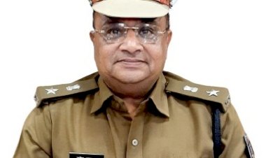 सूरजपुर के वरिष्ठ पत्रकार उपेन्द्र दुबे के परिवार के मृत सदस्यों को पुलिस अधीक्षक राजेश अग्रवाल ने दी श्रद्धांजलि.... चिकित्सालय में मिले उपेन्द्र दुबे से.... जल्द स्वस्थ होने ईश्वर से की कामना....