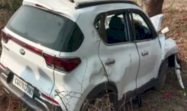 CG- शिक्षिका की दर्दनाक मौत: स्कूल जा रही शिक्षिका की तेज रफ्तार कार पेड़ से टकराई..... सड़क हादसे में महिला टीचर की मौत.... बहन के लड़के की हालत गंभीर... कार के उड़े परखच्चे......