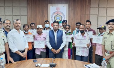 सूरजपुर: पुलिस अधीक्षक राजेश अग्रवाल ने ग्रामीणों को प्रशस्ति पत्र देकर किया सम्मानित, नदी में डुबी महिला के शव को तत्परता और साहस का परिचय देते हुए ग्रामीणों ने खोज निकाला