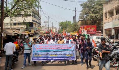 नेहरुनगर-चिखली-अंजोरा बाईपास स्थित टोल नाका में सीजी 07 पासिंग वाहनों के आवागमन को निशुल्क कराने युवा कांग्रेसीयों ने रैली निकालकर प्रशासन को प्रधानमंत्री और केंद्रीय सड़क परिवहगन मंज्ञी के नाम सौंपा ज्ञापन