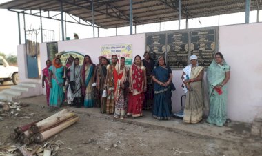 CG BEMETARA:तेंदुवा नयापारा के 07  महिला स्व सहायता समूह के अध्यक्ष सदस्यों ने केले के तने का रेशा कैसे बनता है जिसको देखने पहुंचे राखी गौठान...टोमन लोधी के नेतृत्व में