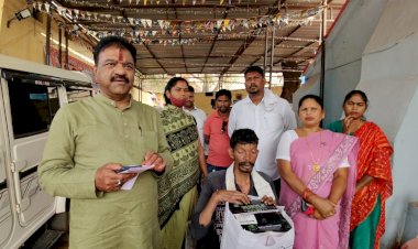 संसदीय सचिव रेखचंद जैन ने दिव्यांग युवक को प्रदान की बैटरी चालित ट्राय साइकिल