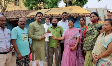 संसदीय सचिव रेखचंद जैन के प्रयासों से दो बीमार जरूरतमंद को मिली चार लाख की आर्थिक सहायता