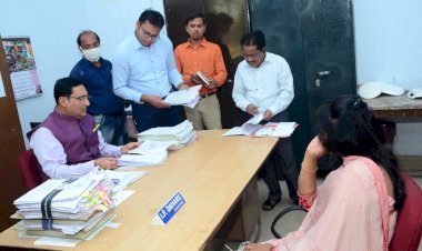 CG- कमिश्नर ने तहसीलदार को लगाई जमकर फटकार: कमिश्नर ने एसडीएम और तहसील ऑफिस का किया निरीक्षण.... बोले, 'चाहे दिन-रात काम करो, यही रहो-यहीं खाओ, लेकिन'.... 2 हफ्ते का दिया अल्टीमेटम......