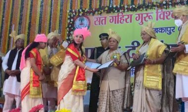 राज्यपाल के हाथों गोल्ड मेडल पा कर शिवानी सिंह देव ने किया क्षेत्र को गौरवान्तित ...