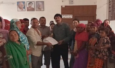 CG BEMETARA:भीषण गर्मी व सुख-दुख को देखते हुये तालाब के पानी को खाली न कराने हेतु कलेक्टर बेमेतरा को वार्डवासीयों ने सौंपे ज्ञापन