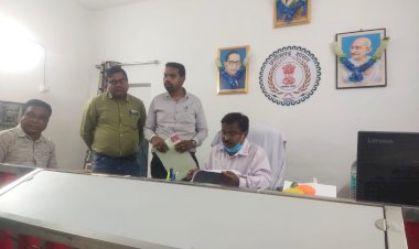 CG BEMETARA:दुर्ग संभाग कमिश्नर ने थानखम्हरिया का किये औचक निरीक्षण..निर्धारित समय में प्रतिवेदन नही भेजे जाने पर पटवारी को थमाया कारण बताओं नोटिस