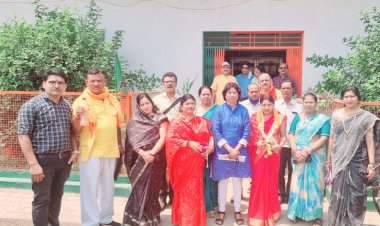 भाजपा पार्षद दल द्वारा नगर पालिक निगम जगदलपुर मे होने वाले  सामान्य सभा की बैठक मे सम्मिलित होने से पहले भाजपा कार्यालय से प्रस्थान करते हुए