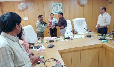 CG:बेमेतरा जल संसाधन विभाग के कार्यपालन अभियंता सी. एस. शिवहरे...ग्रीष्म ऋतु के मद्देनजर शिवनाथ .नदी के डेढ़ दर्जन एनिकट में जल भराव के लिए एनिकट के गेट को वेल्डिंग कराये जाने से भू-जल स्तर कायम रहने के लिए के लिए शाल श्रीफल भेंट कर कलेक्टर ने  सम्मानित किये