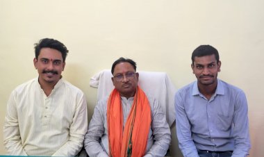 पूर्व केंद्रीय मंत्री ने भारतीय जनता युवा मोर्चा प्रदेश कार्यसमिति सदस्य के निवास पर की कार्यकर्ताओं से मुलाकात