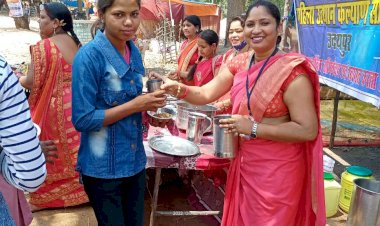 रामगढ़ के पावन धरा पर महिला उत्थान कल्याण समिति के द्वारा गुड़,चना और प्याऊ की व्यवस्था की गई थी।
