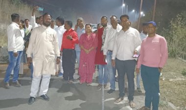 रोड लाइट की दूधिया रोशनी से जगमगाई चिरमिरी शहर की मुख्य सड़के....विधायक डॉ.विनय, महापौर कंचन, सभापति गायत्री ने मेन स्विच दबा कर सड़कों को किया रोशन....