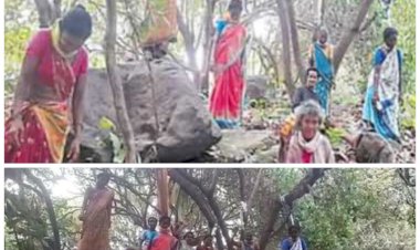 VIDEO गजब का संघर्ष: फांसी का फंदा लगाकर महिलाओं ने कहा- ''मौत के अलावा कोई रास्ता नहीं''... इसे बचाने के लिए आगे आईं महिलाएं....फांसी का फंदा लगाकर महिलाओं ने किया अनोखा विरोध प्रदर्शन... फांसी लगाकर खड़ी हो गईं... ये हैं मांगें... देखें VIDEO....