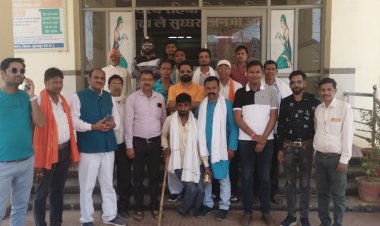 पूर्व विधायक स्व रविशंकर त्रिपाठी के 12 वें पुण्य तिथि पर भाजपा भैयाथान के द्वारा  सामुदायिक स्वास्थ्य केंद्र में मरीजों को किया गया फल बितरण ... भाजपा कार्यालय में हुआ संगोष्ठी कार्यक्रम..