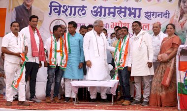 खैरागढ़ उपचुनाव में भाजपा को फिर लगा बड़ा झटका, छुईखदान ने दो पार्षदों ने कहा- अब हम कांग्रेस के साथ, सीएम की सभा में लिया पार्टी प्रवेश