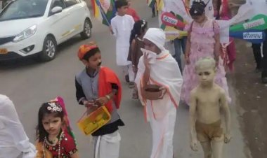 CG RAIPUR:भगवान महावीर स्वामी जन्म कल्याणक महोत्सव प्रभात फेरी समता मुकीम भवन शैलेंद्र नगर से प्रारंभ हूई……बच्चों से भगवान महावीर से संबंधित प्रश्न पूछे एवं फैंसी ड्रेस प्रतियोगिता के विजेताओं को पुरस्कृत किया गया