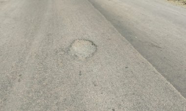 CG:कृषि मंत्री के क्षेत्र :बेमेतरा जिले के साजा गंडई मार्ग में जाता से शिकारी बीजा तक सड़क हुआ जर्जर..राहगीर हो रहे है घायल..गड्ढे से बचने के चक्कर मे कई वाहन अब तक हो चुका दुर्घटना का शिकार