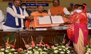 उत्तर प्रदेश के मुख्यमंत्री योगी आदित्यनाथ ने मंगलवार को बांग्लादेश से विस्थापित 63 हिंदू बंगाली परिवारों के पुनर्वास के लिए कृषि और आवासीय भूमि के पट्टे और स्वीकृति पत्र वितरित किए।