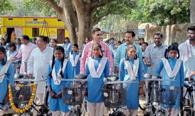 9 वी के 73 छात्राओं को जनप्रतिनिधियों ने किया निशुल्क साइकिल का वितरण।