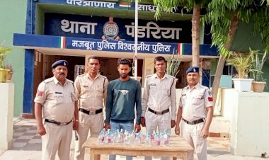अवैध शराब बिक्री करने ले जाते रंगे हाथ धरा गया आरोपी । 
 आबकारी अधिनियम की धारा 34(2) अजमानतीय धारा के तहत 01 आरोपी को गिर कर भेजा गया जेल । 
आरोपी के कब्जे से 40 पौवा देशी प्लेन मदिरा कीमती 3200/-रूपये जप्त।