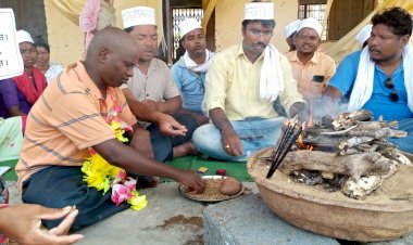 मुण्डन संस्कार व सद्बुद्धि यज्ञ कर मनरेगा कर्मचारियों ने अपनी मांगों की ओर ध्यान आकर्षित करने का किया प्रयास अनिश्चित कालीन हड़ताल पर बैठें हैं मनरेगा कर्मचारी