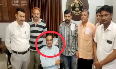 IAS गिरफ्तार- ब्रेकिंग : 5 लाख रिश्वत लेते रंगे हाथों गिरफ्तार….भ्रष्ट निकला ये IAS अधिकारी.... IAS और राज्य प्रशासनिक सेवा के अफसर सहित तीन पकड़ाये ….16 लाख मांगी थी रिश्वत…IAS के परिसरों में छापेमारी.... मचा हड़कंप......