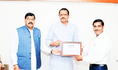 CG:बेमेतरा जिले के शिक्षक का हुआ गुजरात में सम्मान...गुजरात के शिक्षामंत्री ने किया शिक्षक भुवन लाल साहू का सम्मान..शिक्षक बेरला ब्लाक के देवरबीजा निवासी व लावातरा हाईस्कूल के शिक्षक है..शिक्षक ने किये गांव व जिले का नाम रौशन