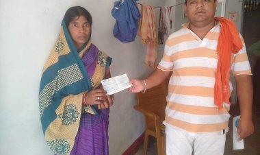CG:सड़क हादसे मे निधन हुए युवक  के परिजनो को साजा नगर पंचायत वार्ड 09 पार्षद सोनी  ने दिये सहायता राशि