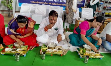 स्वच्छता दीदियों के साथ संसदीय सचिव, महापौर और जनप्रतिनिधियों ने लिया बोरे बासी का स्वाद